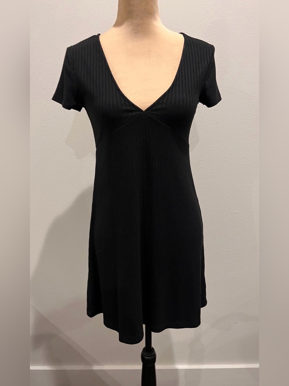 Deep V-Neck Ribbed Short Sleeve Black Dress
